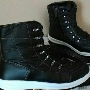 Shoes - Weatherproof boots Shoes - Weatherproof boots